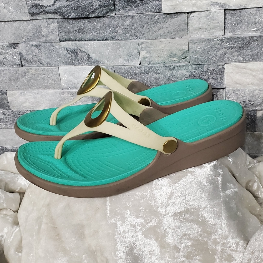 Crocs Sanrah Beveled Circle Wedge Ment  Sandals